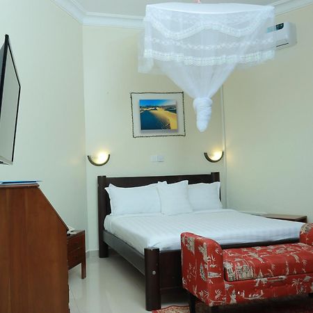 Mowicribs Hotel And Spa Entebbe Exterior foto