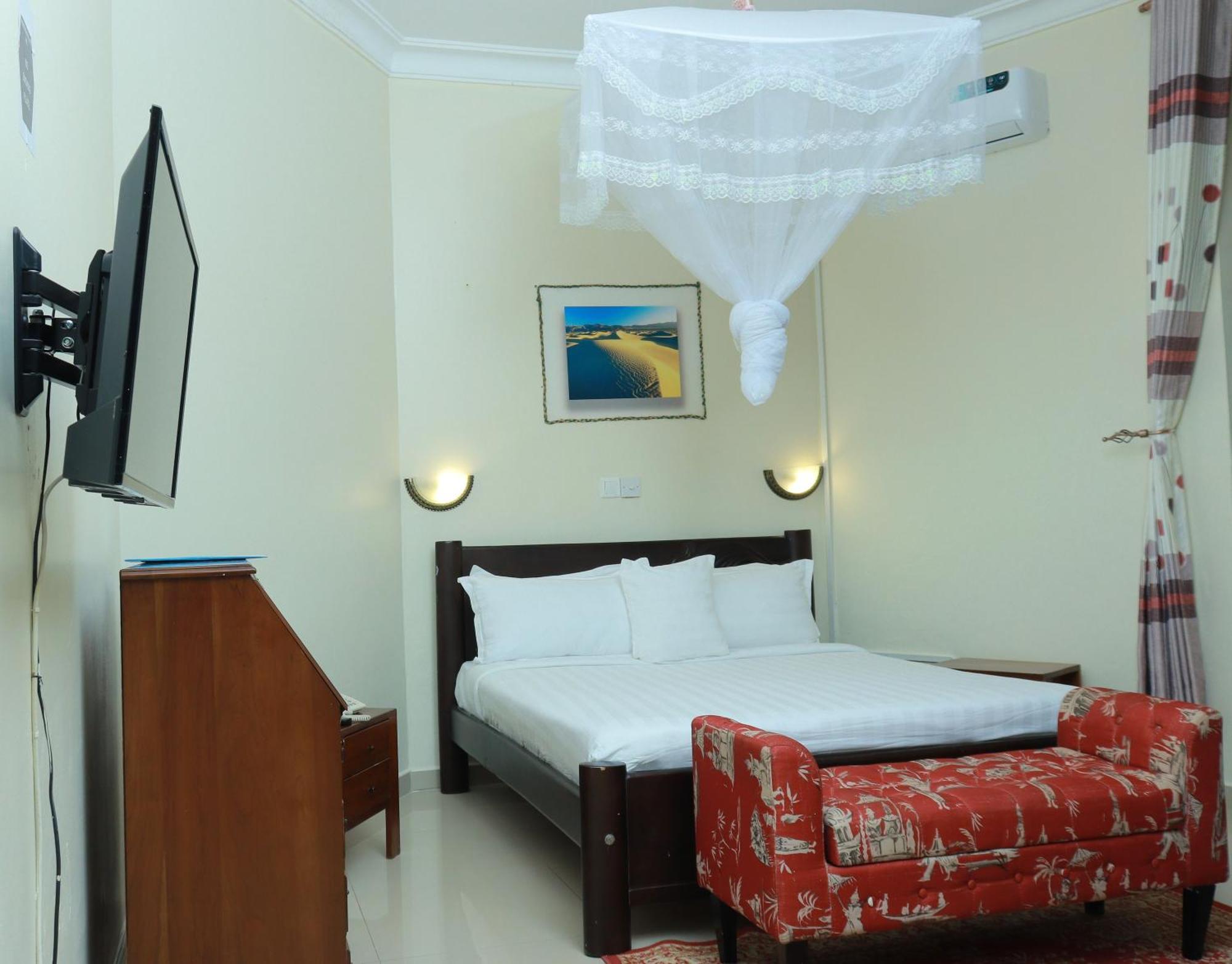 Mowicribs Hotel And Spa Entebbe Exterior foto
