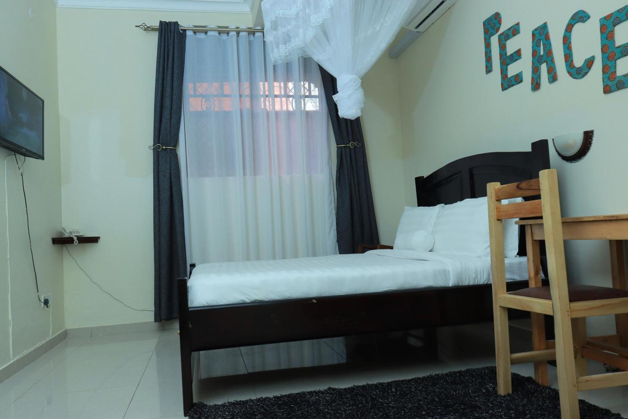Mowicribs Hotel And Spa Entebbe Exterior foto